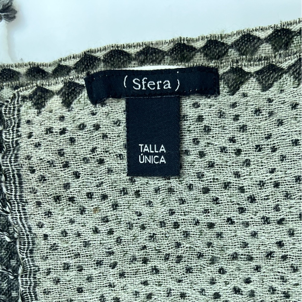 Sfera Warm Knit Shawl N245-36 - Picture 4 of 6